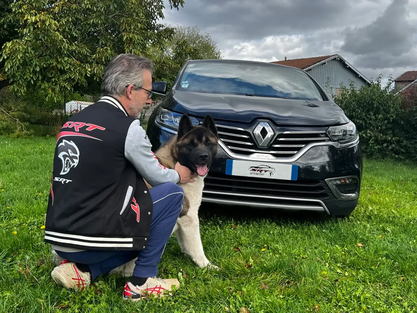 Régis devant une renault noire